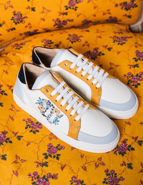 baskets blanches avec des motifs de fleurs sur les cotés avec des lacets blancs, en fibres recyclées