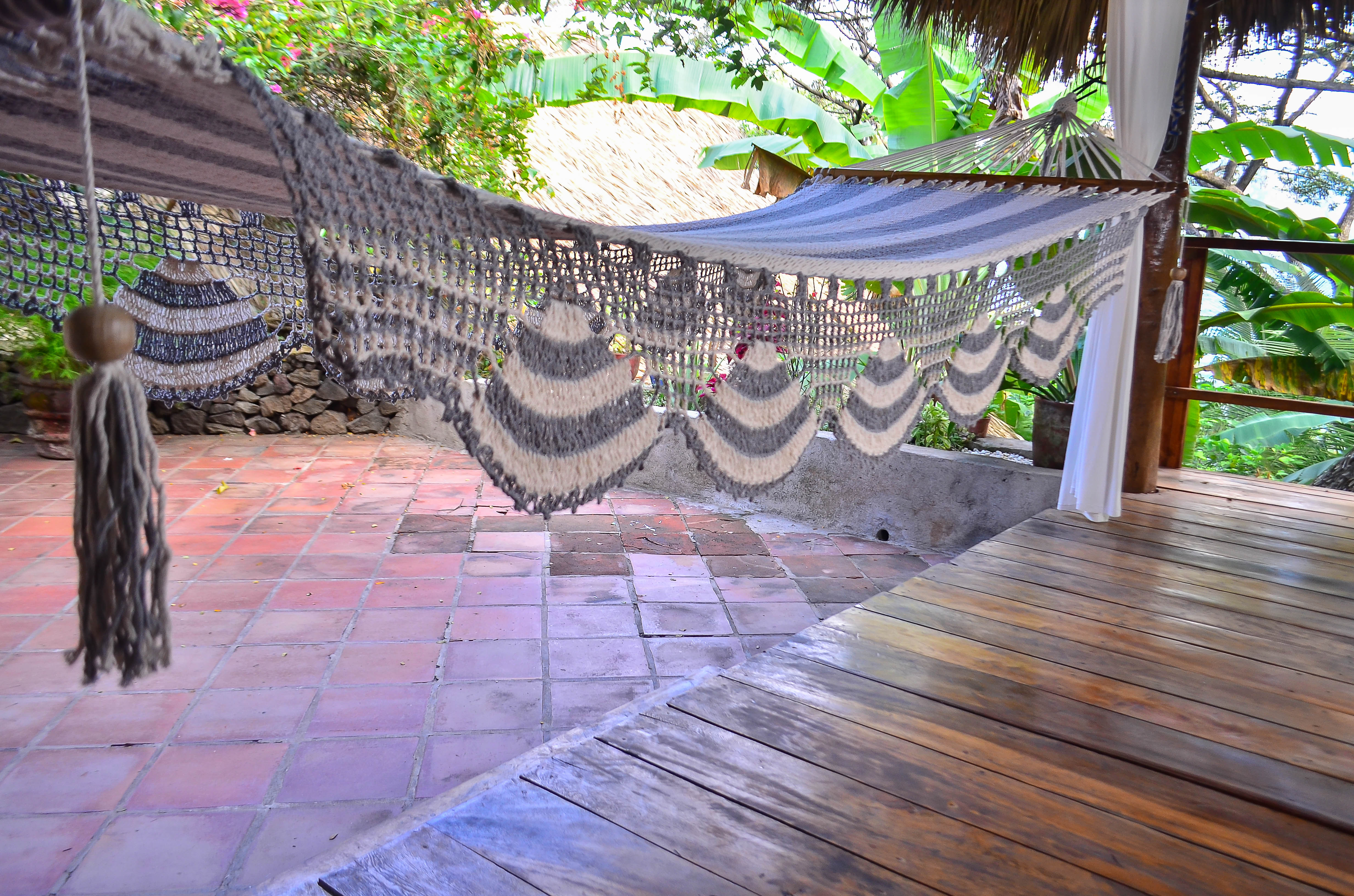 Hamac traditionnel gris et blanc en coton torsadé, poids max : 170kg