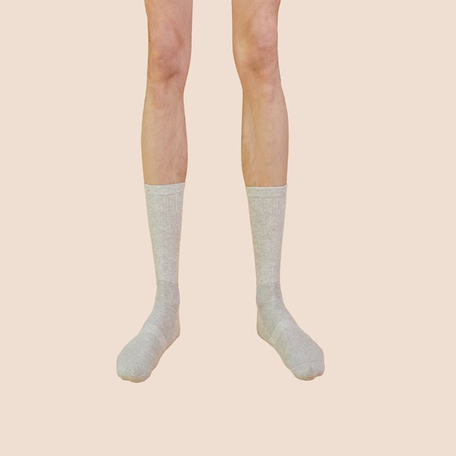 Chaussettes de tennis unies hautes en coton biologique pour hommes gris chiné clair