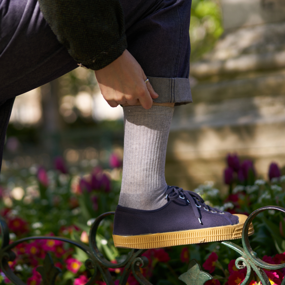 Chaussettes de tennis unies hautes en coton biologique pour hommes gris chiné clair