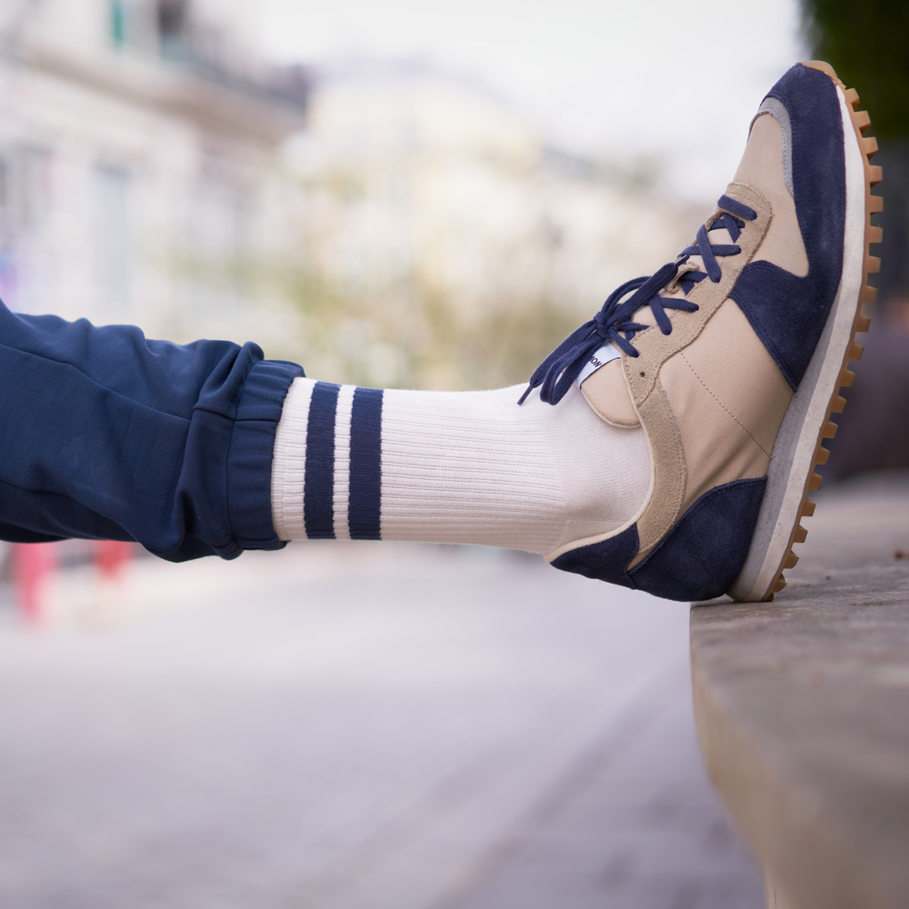 Chaussettes de tennis hautes à rayures en coton biologique pour hommes écru - bleu marine