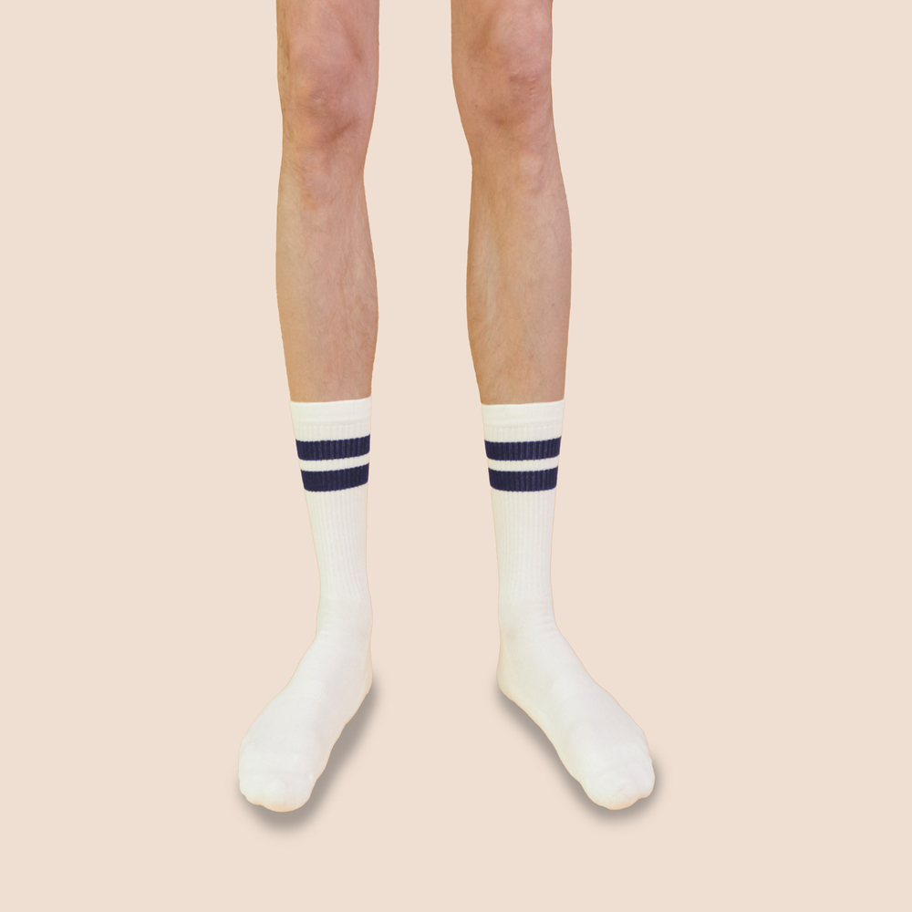 Chaussettes de tennis hautes à rayures en coton biologique pour hommes écru - bleu marine