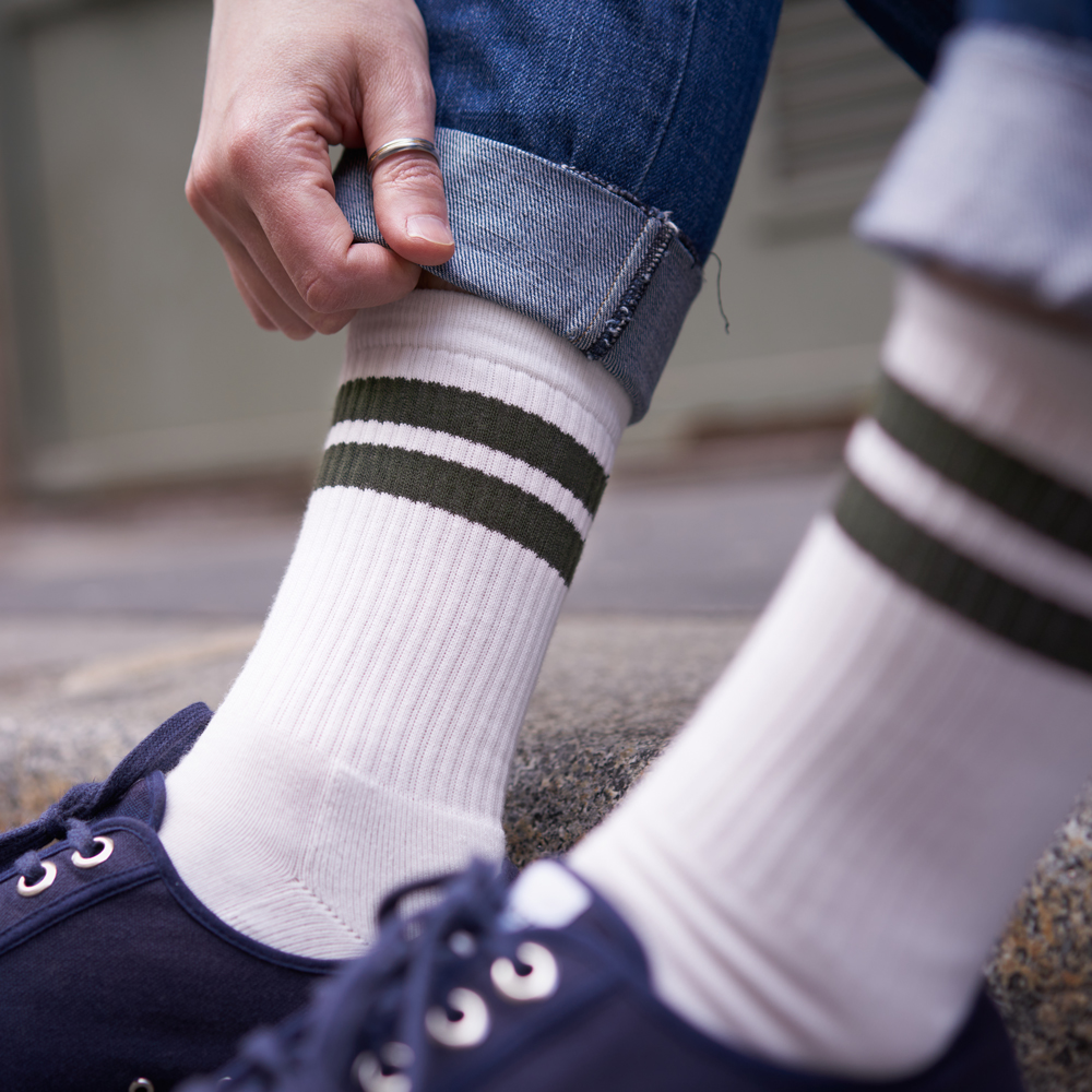 Chaussettes de tennis hautes à rayures en coton biologique pour hommes écru - kaki