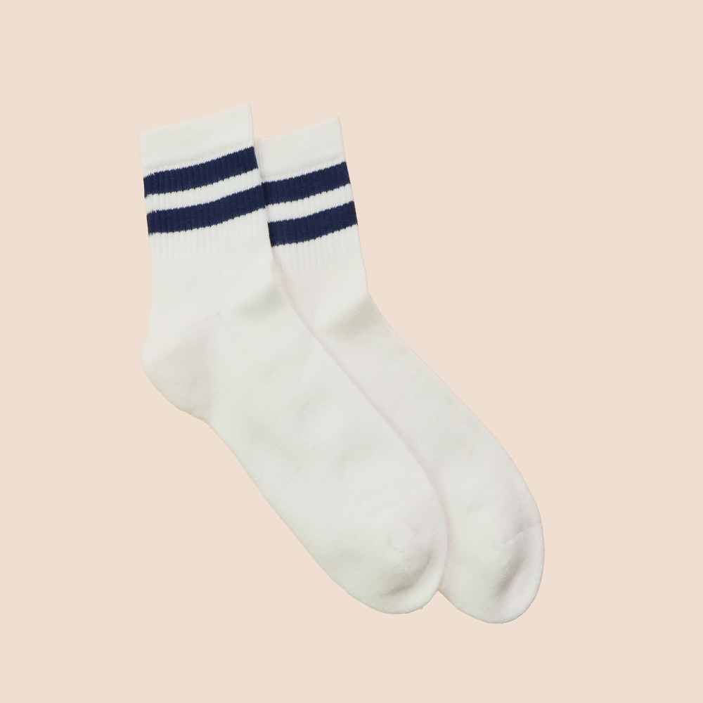 Chaussettes de tennis basses à rayures en coton biologique pour hommes écru - bleu marine