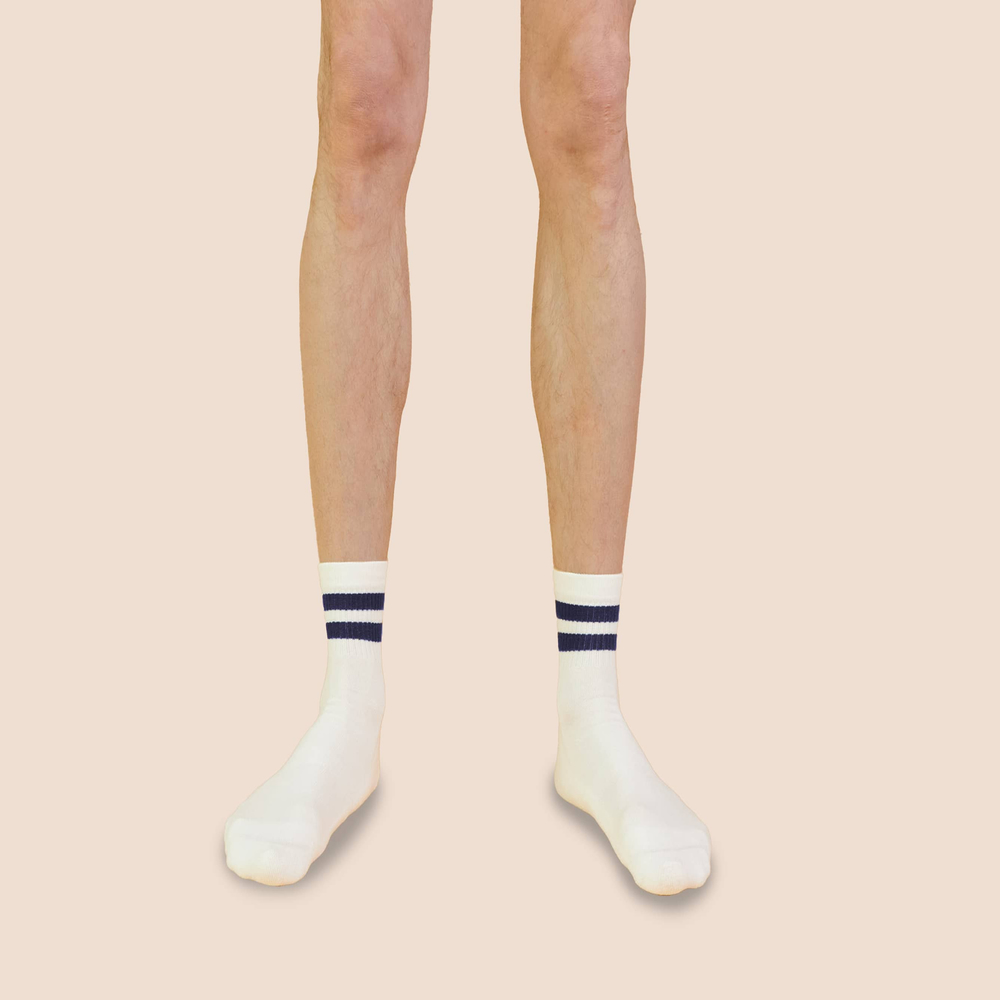 Chaussettes de tennis basses à rayures en coton biologique pour hommes écru - bleu marine