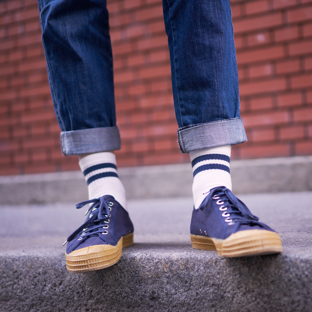 Chaussettes de tennis basses à rayures en coton biologique pour hommes écru - bleu marine