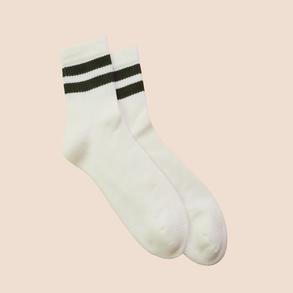 Chaussettes de tennis basses à rayures en coton biologique pour hommes écru - vert kaki