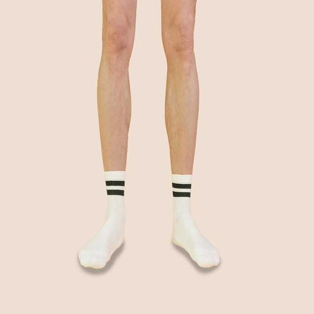 Chaussettes de tennis basses à rayures en coton biologique pour hommes écru - vert kaki