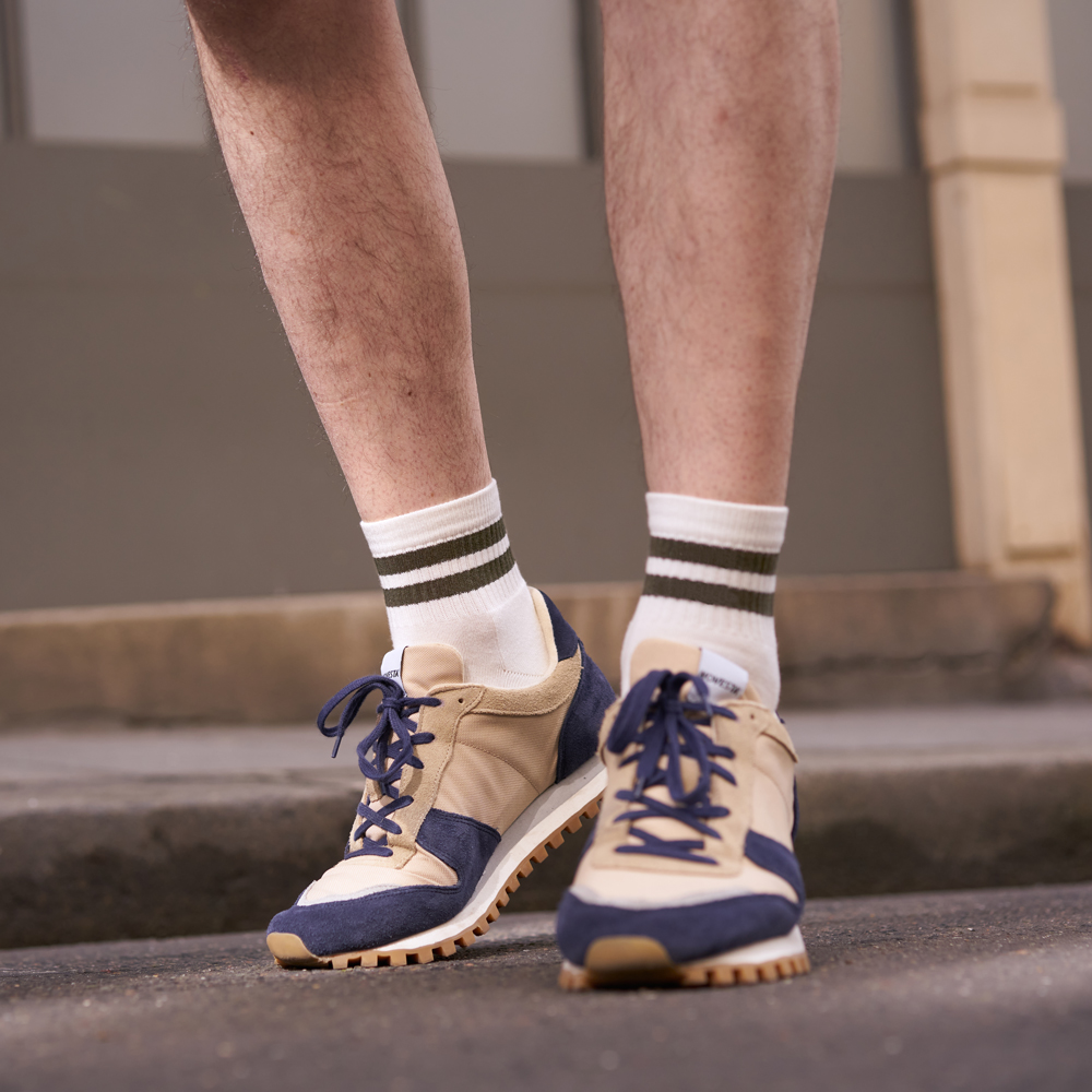 Chaussettes de tennis basses à rayures en coton biologique pour hommes écru - vert kaki