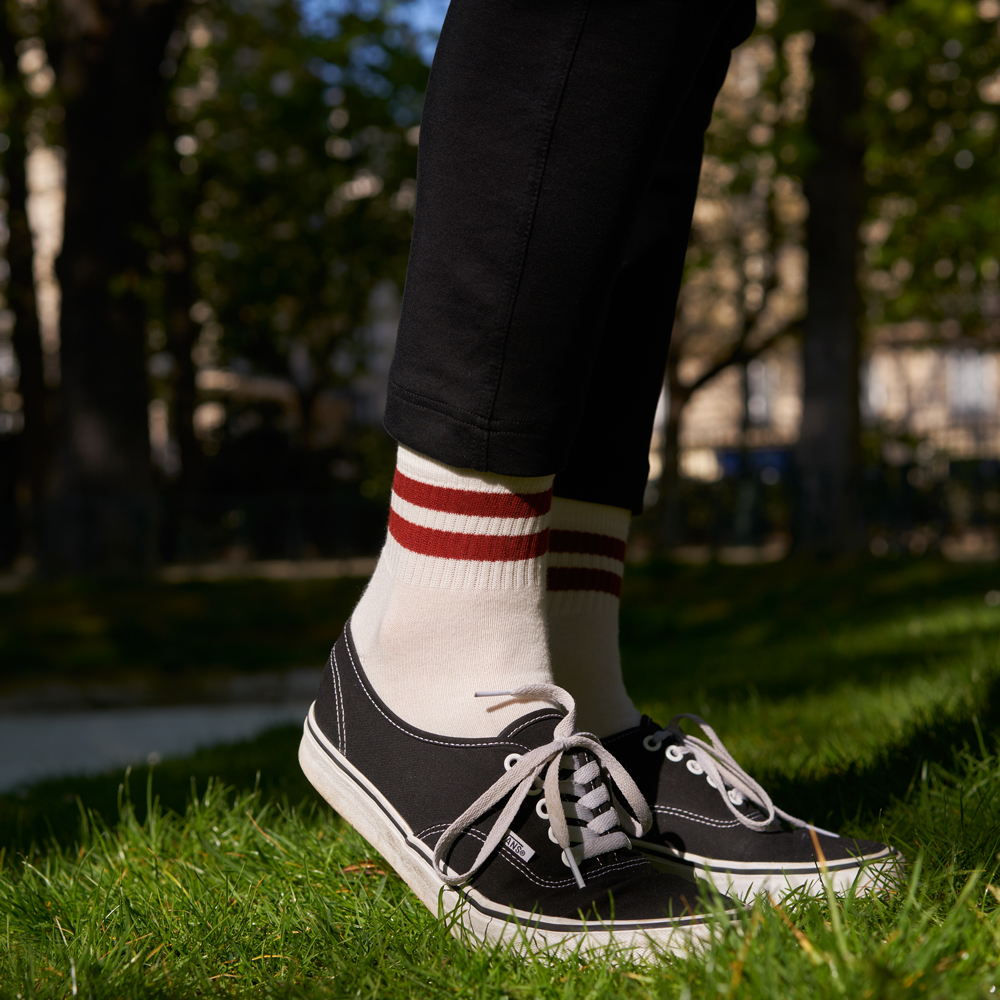 Chaussettes de tennis basses à rayures en coton biologique pour hommes écru - rouille