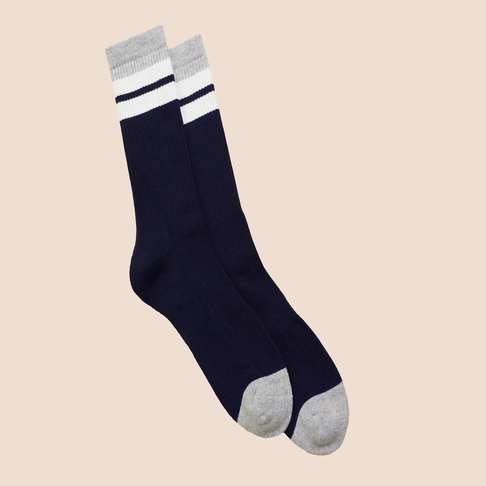 Chaussettes de tennis rétro hautes en coton biologique pour hommes bleu marine - gris clair