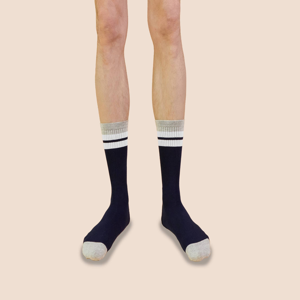 Chaussettes de tennis rétro hautes en coton biologique pour hommes bleu marine - gris clair