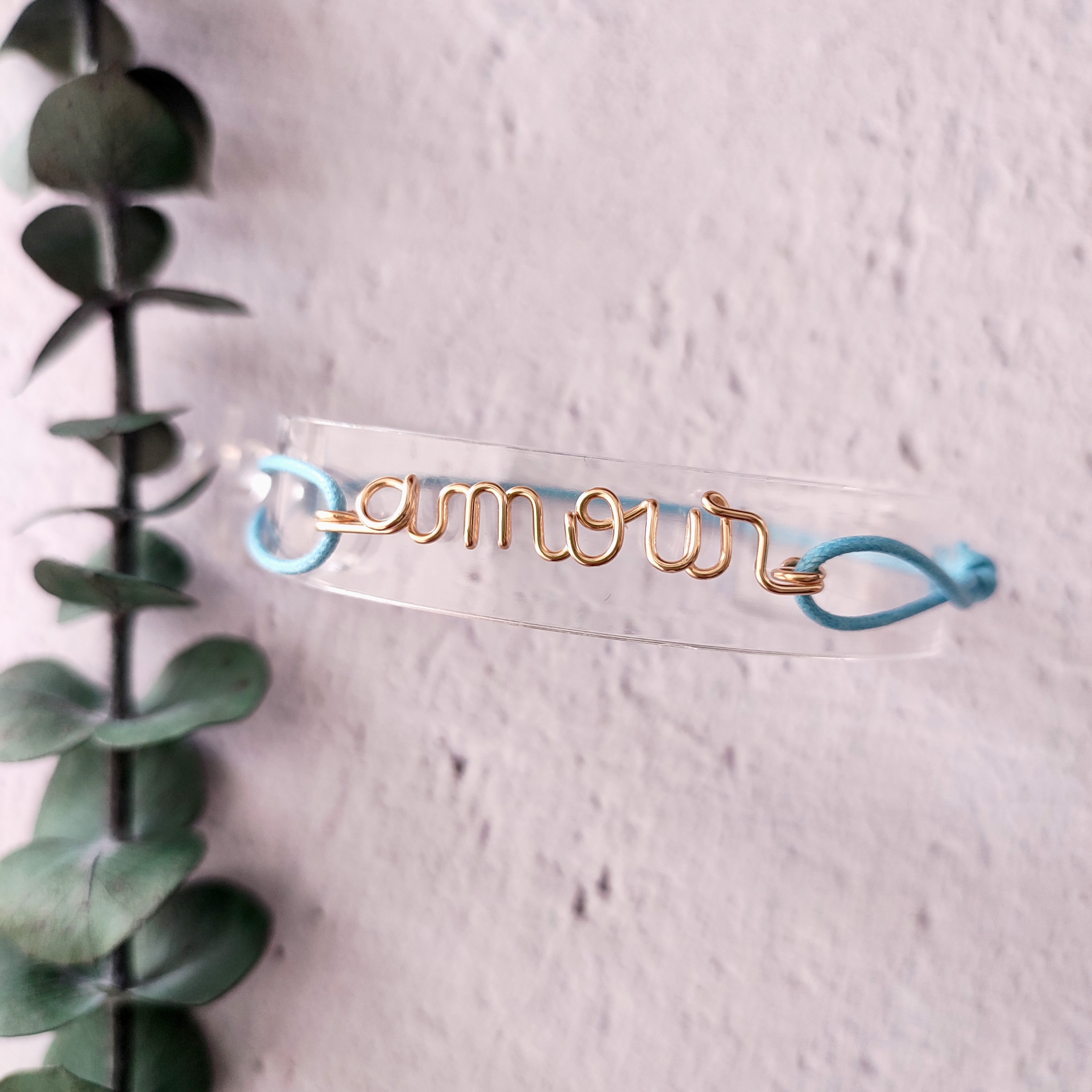 bracelet avec cordon bleu et message amour
