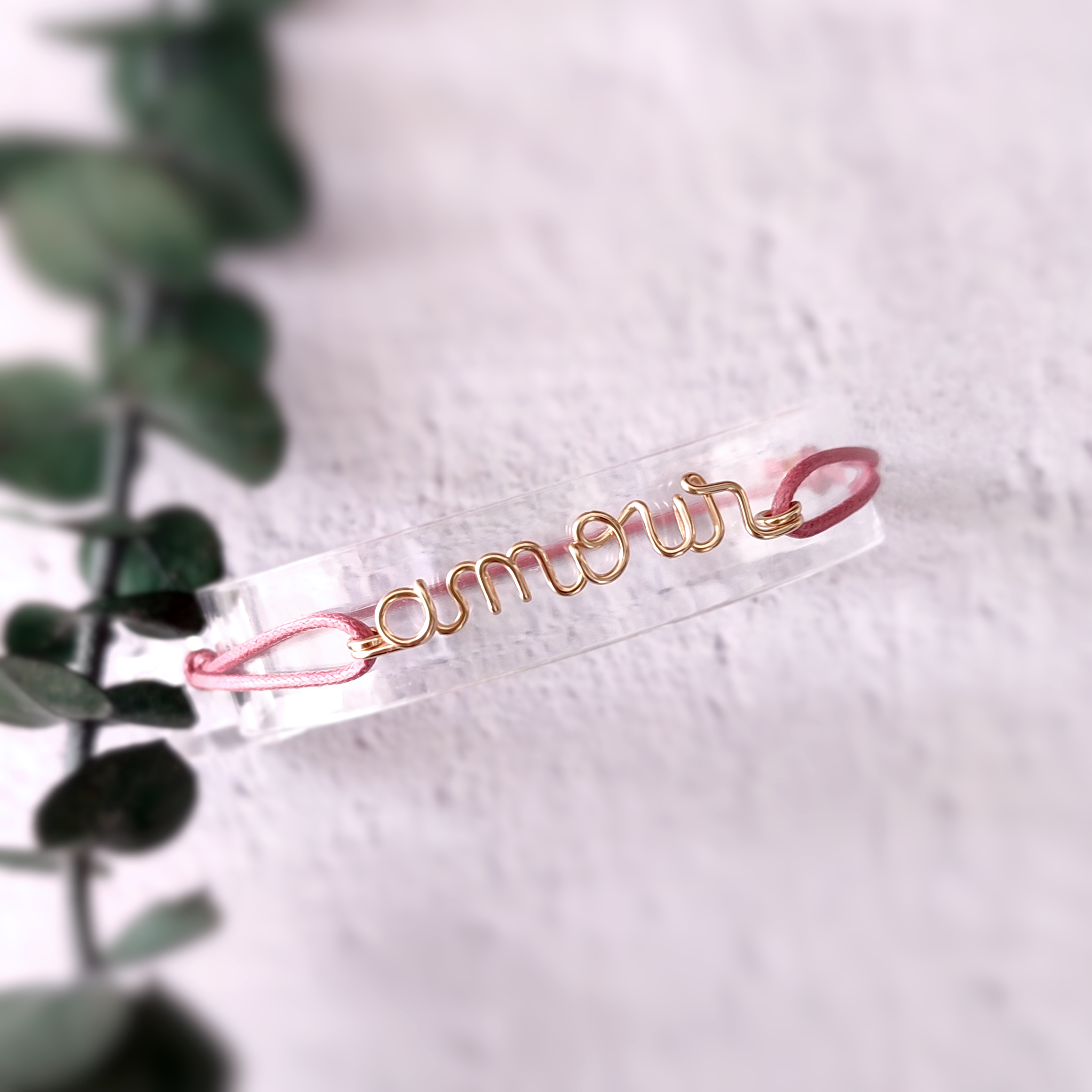 bracelet avec cordon rose et le mot amour