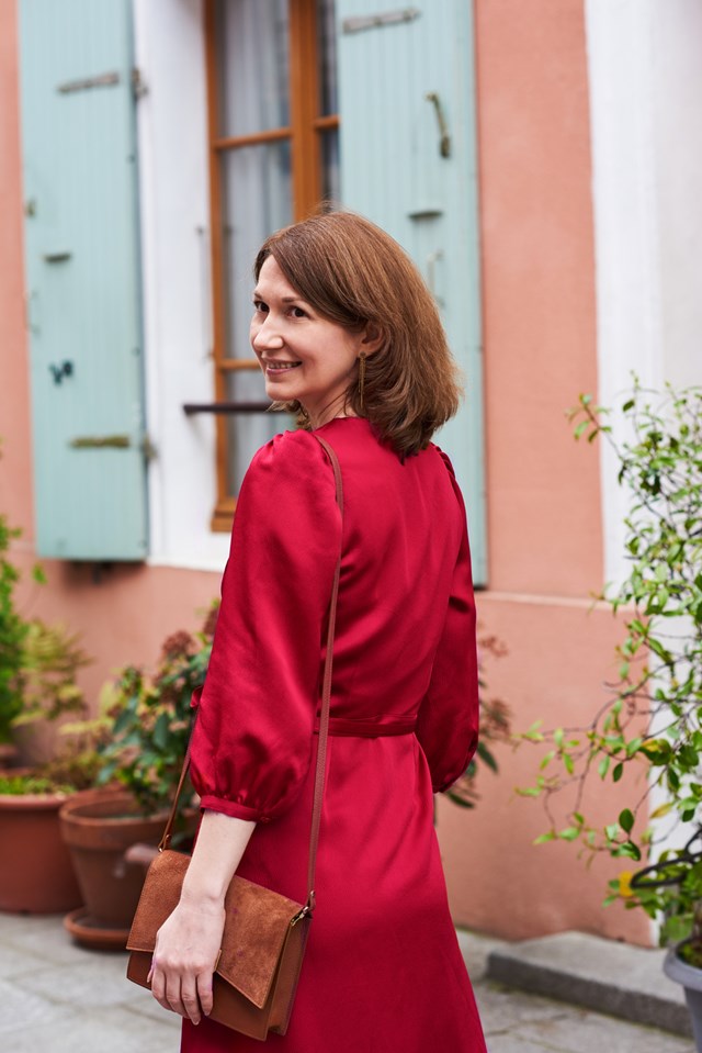 robe portefeuille rouge cerise robe col V robe midi cupro upcyclé made in France