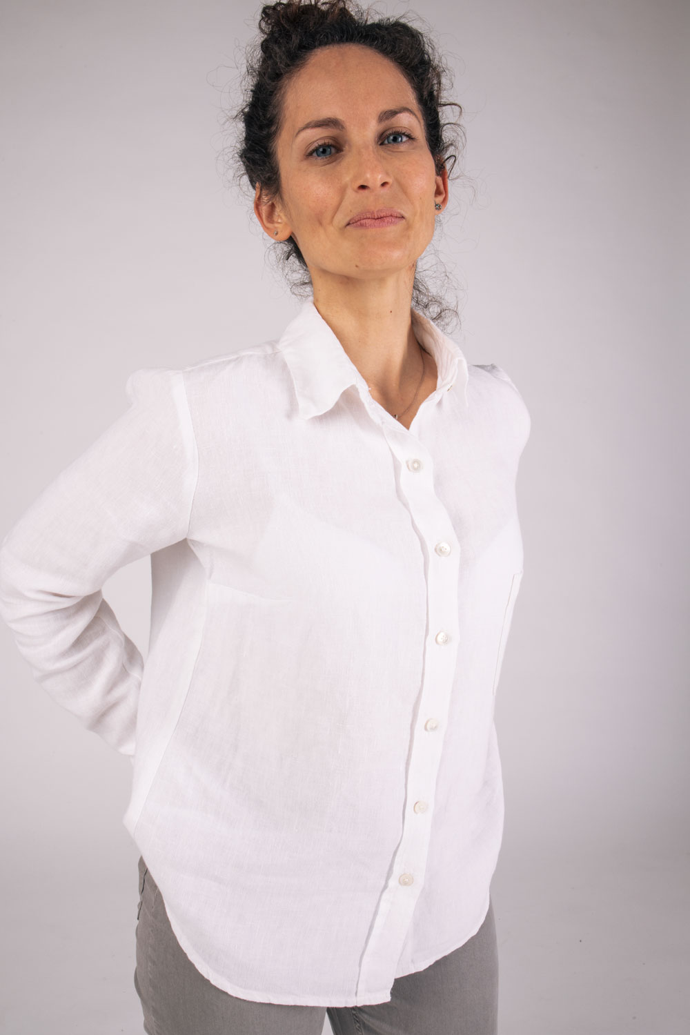 Chemise Aatise en lin blanc écoresponsable devant