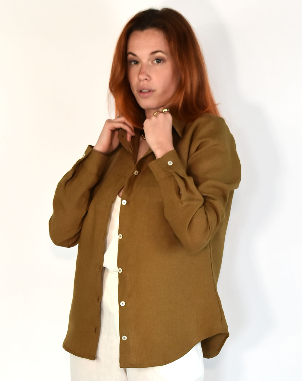 Chemise Aatise Zalabis en lin de couleur Tabacco écoresponsable devant