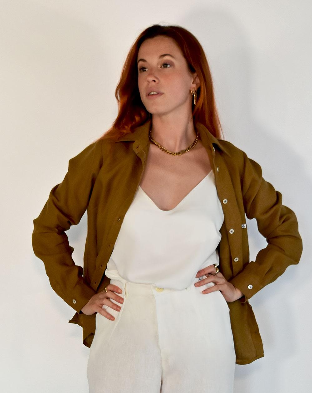 Chemise Aatise Zalabis en lin de couleur Tabacco écoresponsable de face