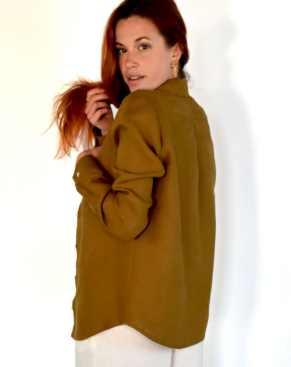 Chemise Aatise Zalabis en lin de couleur Tabacco écoresponsable de dos