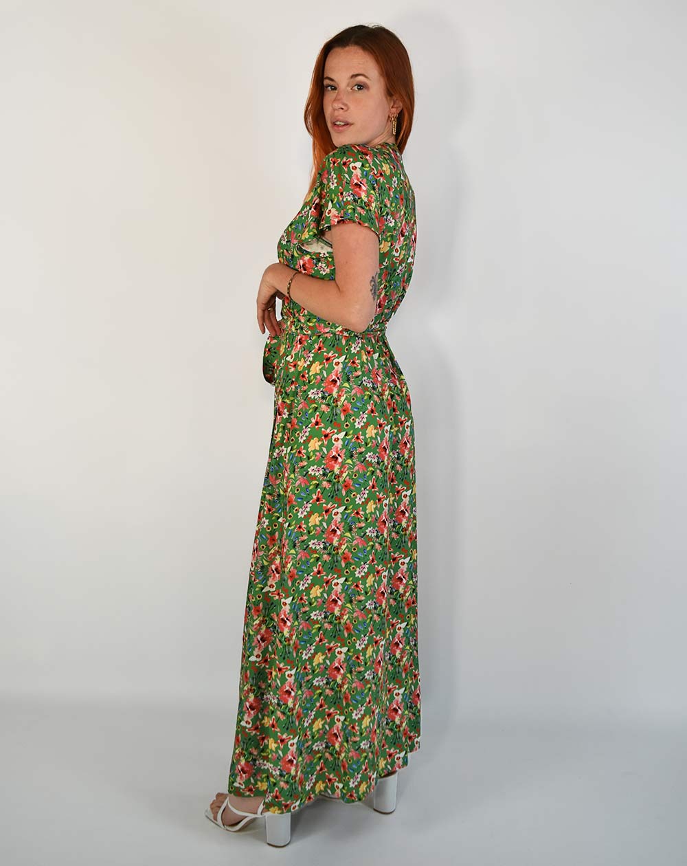 Robe ZADY de profil verte à motifs floraux éthique