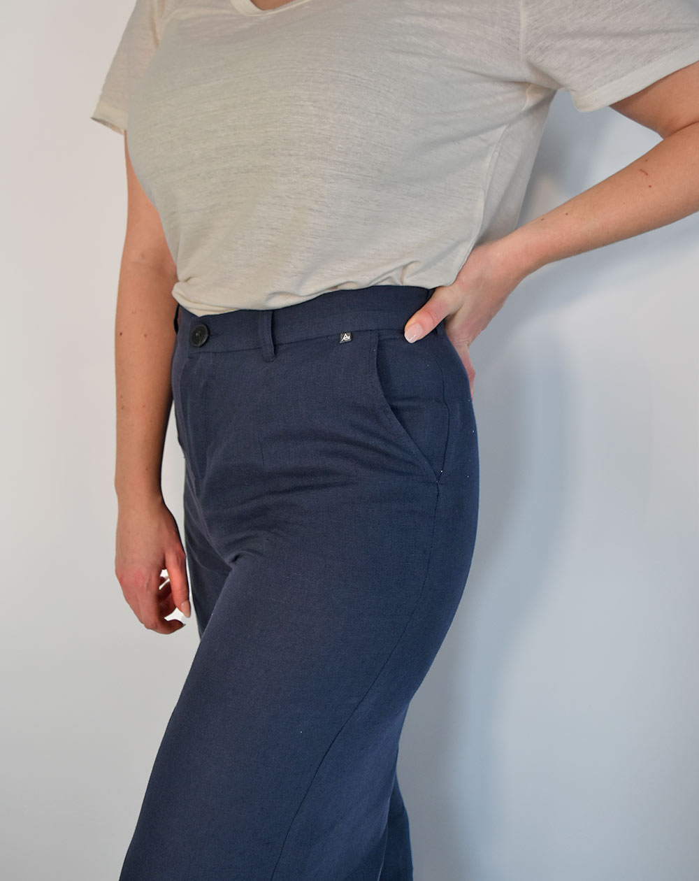 Pantalon Zhéa Femme détail sur le profil gauche en lin bleu marine