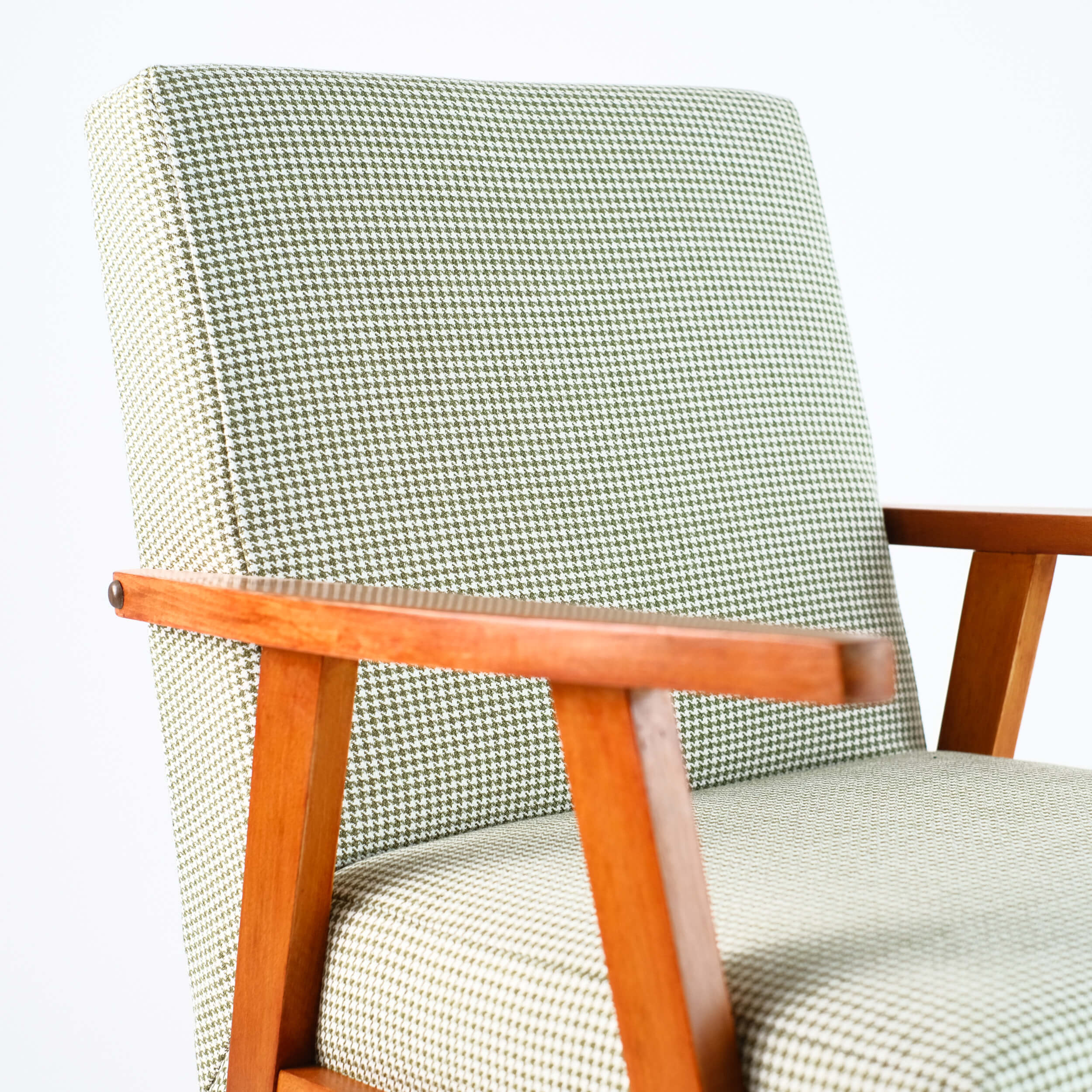 Fauteuil vintage restauré et retapissé - Pied de Poule 3