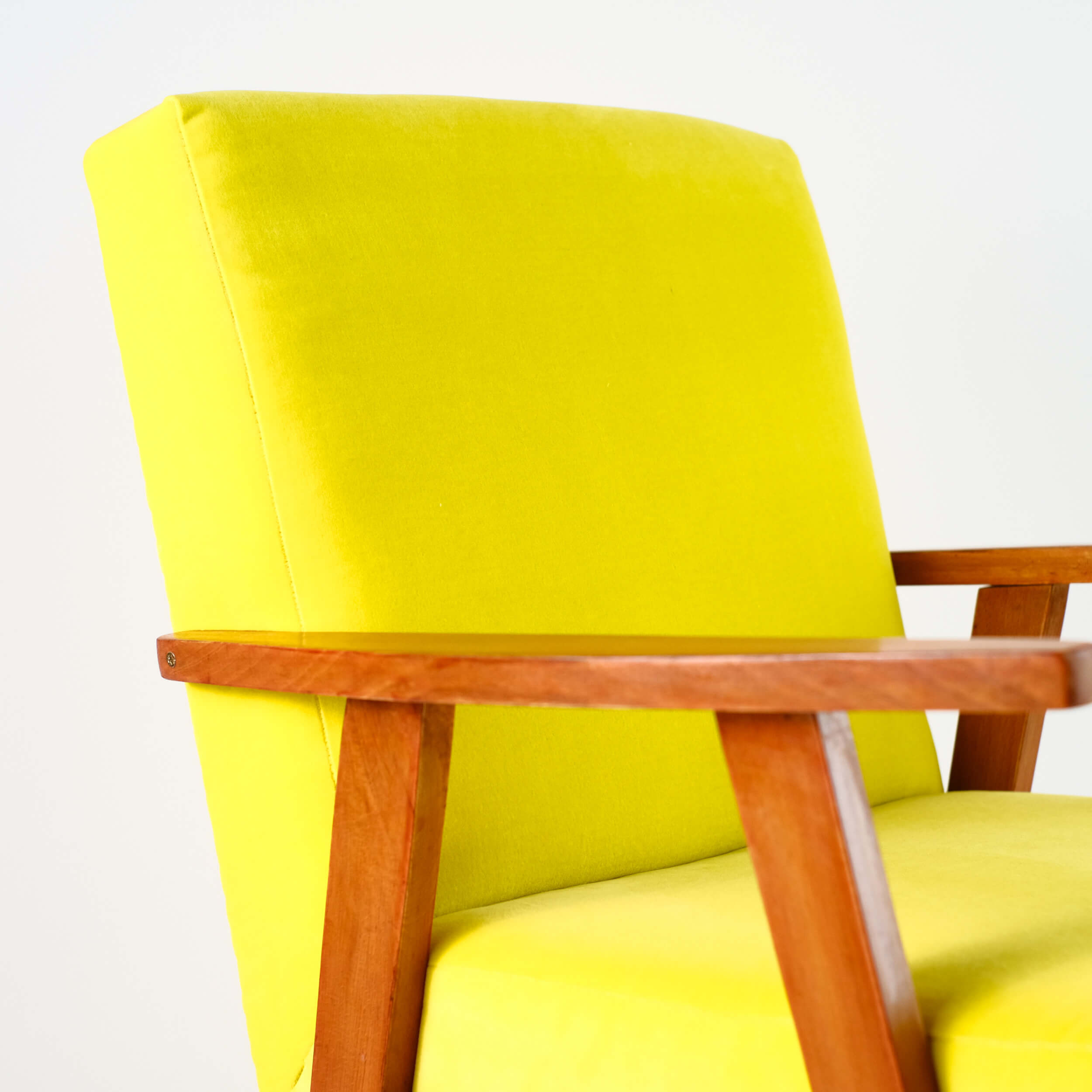 Fauteuil vintage restauré et retapissé - Jaune vif 3