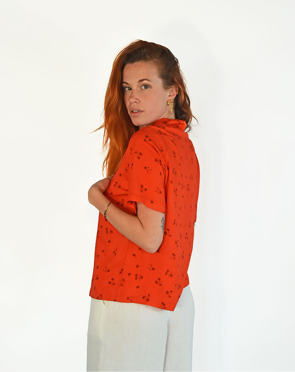 Chemisier à col cubain Zavi 100% Ecovero imprimé ombre de fleurs rouge Aatise écoresponsable de face