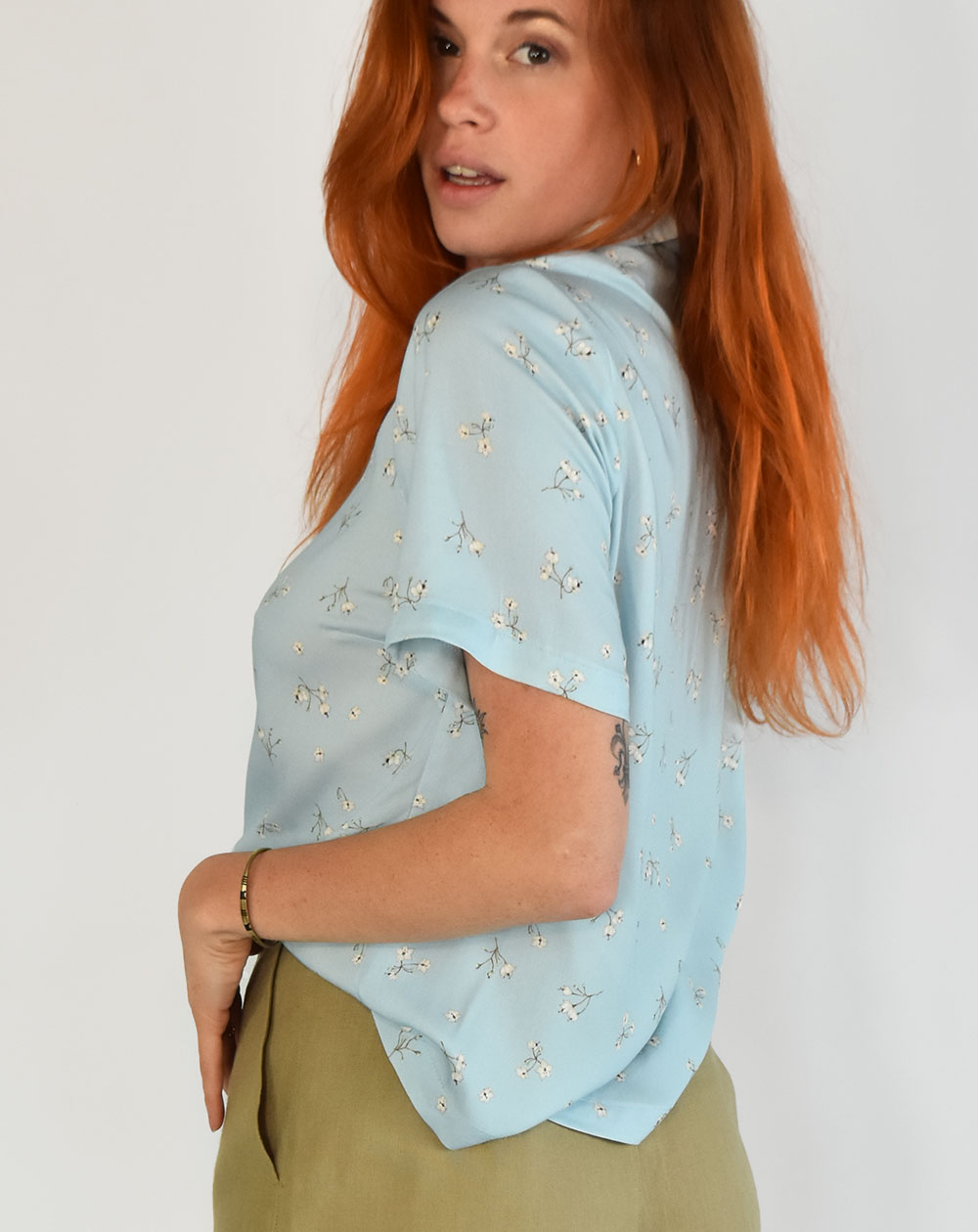 Chemisier à col cubain Zavi 100% Ecovero imprimé bleu ciel fleuris Aatise écoresponsable de dos
