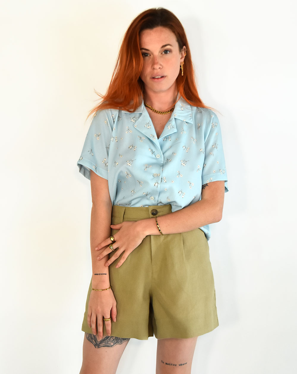 Chemisier à col cubain Zavi 100% Ecovero imprimé bleu ciel fleuris Aatise écoresponsable de face