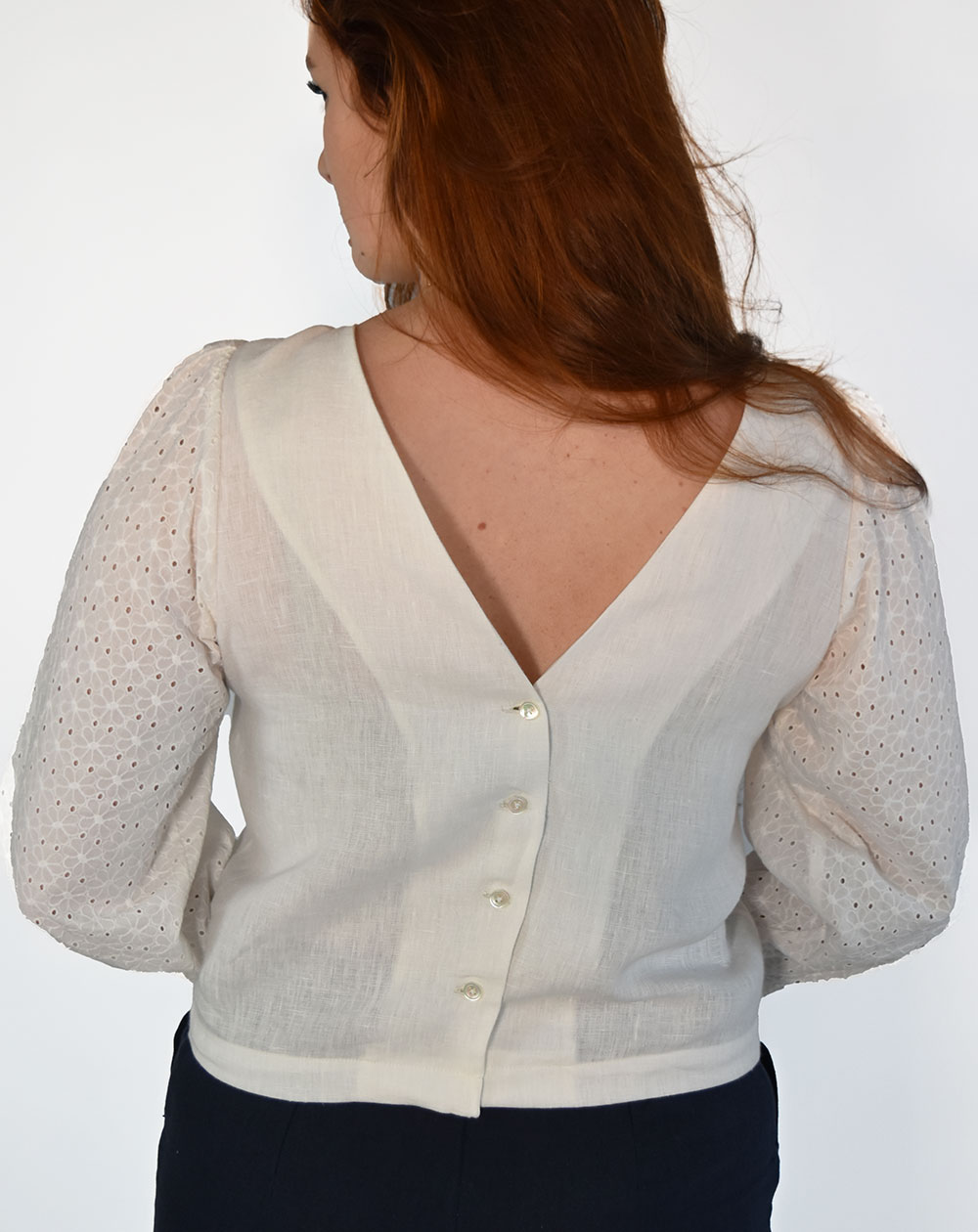 HAUT ZANDRE EN LIN BLANC MANCHES BRODERIE ANGLAISE DE DOS