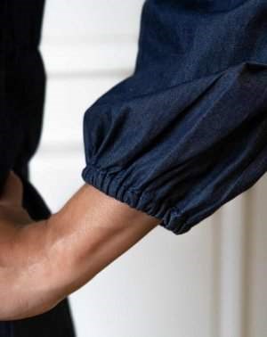 Détails de la manche gauche de la robe ZLEM de chez Aatise une mode éthique