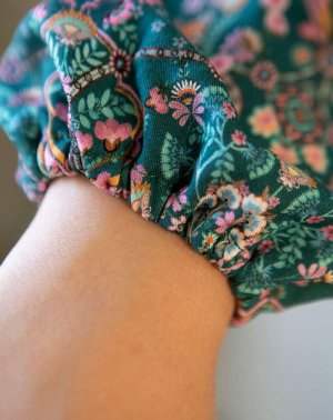 Détail de la manche de la robe cache-coeur de chez Aatise mode éthique