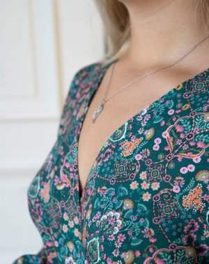 Détail du col de la robe cache-coeur de chez Aatise