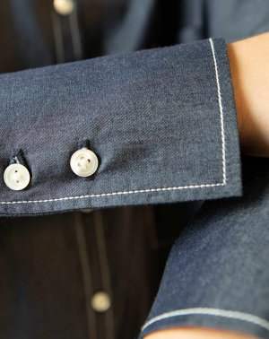 détail des manches avec boutons