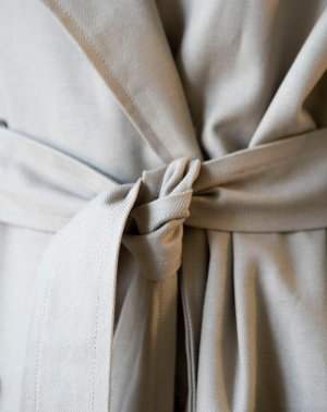 Détail de la ceinture du trench Zorane en coton upcyclé