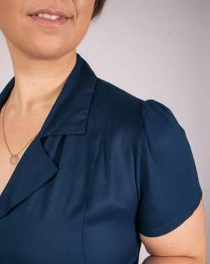 Détail de la robe chemise pour l'été, bleu marine