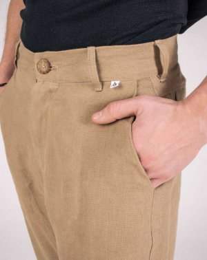 Détail du pantalon droit en lin