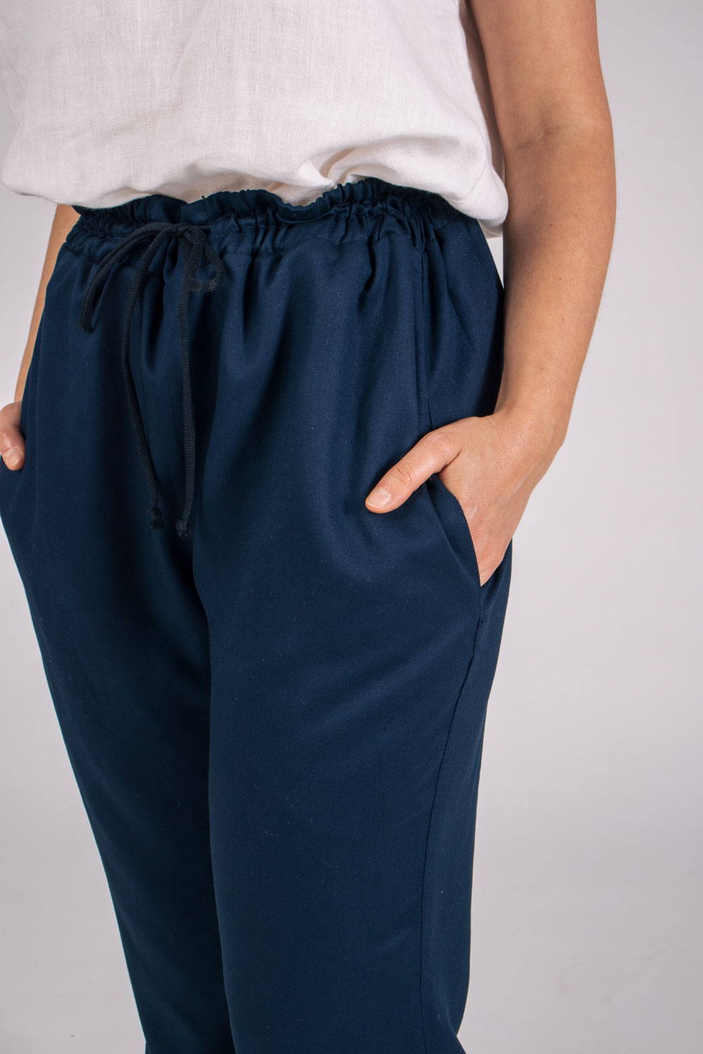 Pantalon évasé Zalm Femme - 100% Ecovero Bleu Marine détail des poches