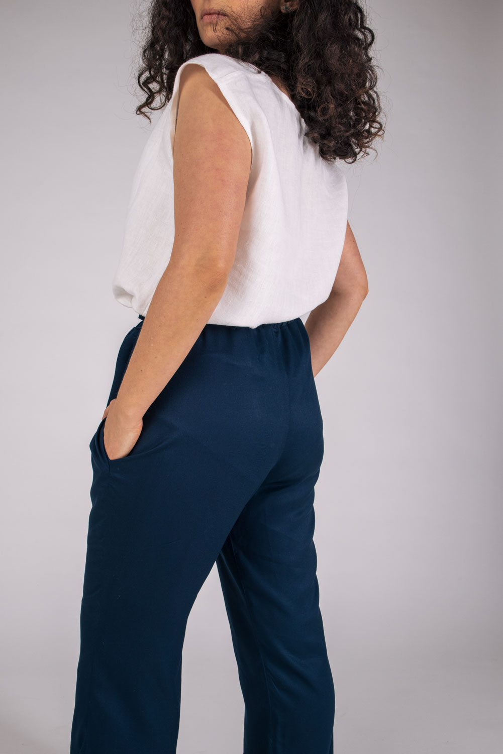 Pantalon évasé Zalm Femme - 100% Ecovero Bleu Marine de dos
