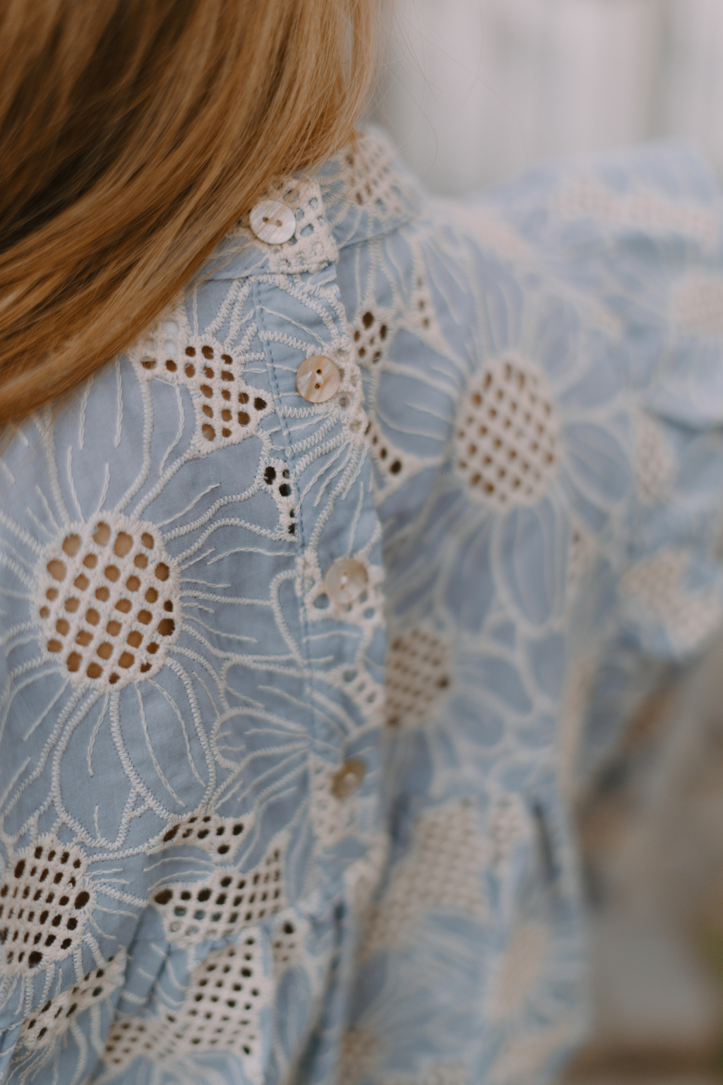 Blouse brodée romantique bleu ciel 2
