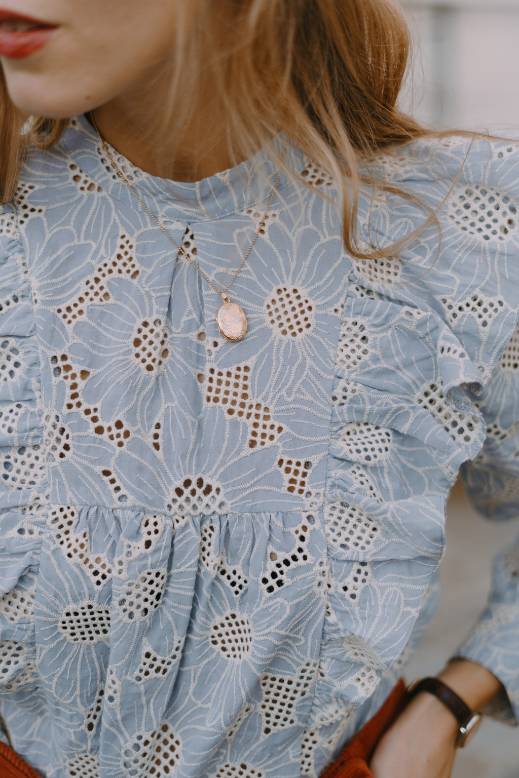 Blouse brodée romantique bleu ciel 3