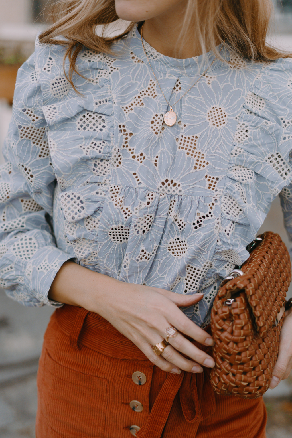 Blouse brodée romantique bleu ciel 4