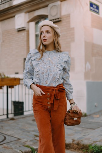 Blouse brodée romantique bleu ciel