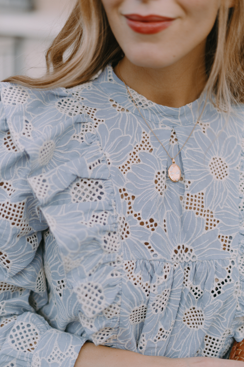 Blouse brodée romantique bleu ciel 6