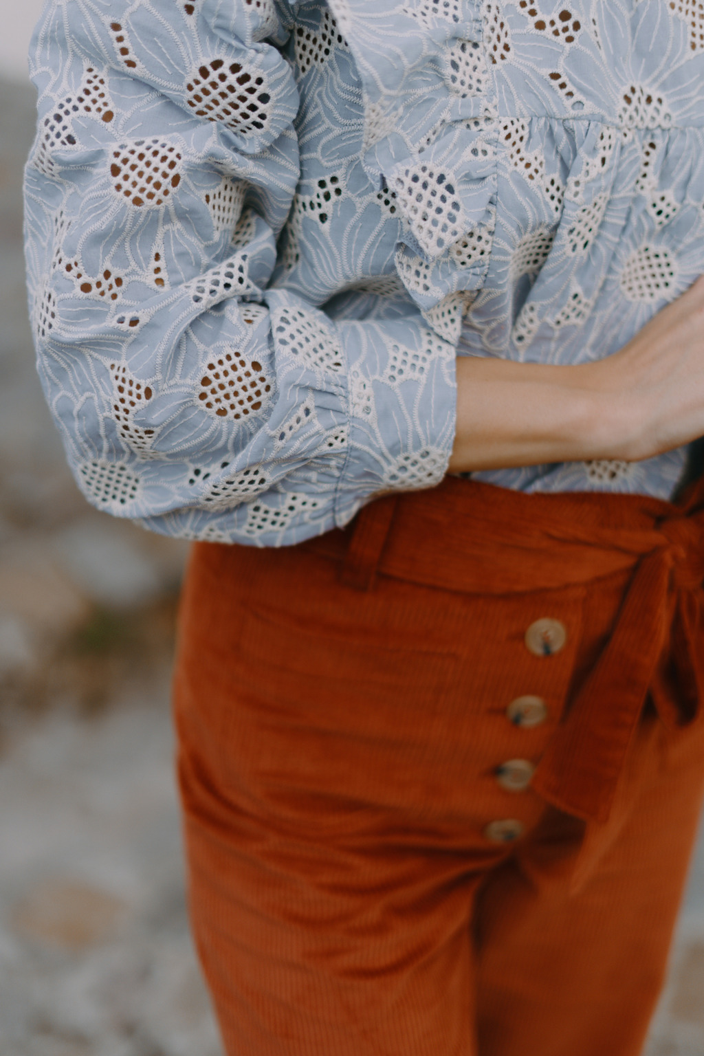 Blouse brodée romantique bleu ciel 7