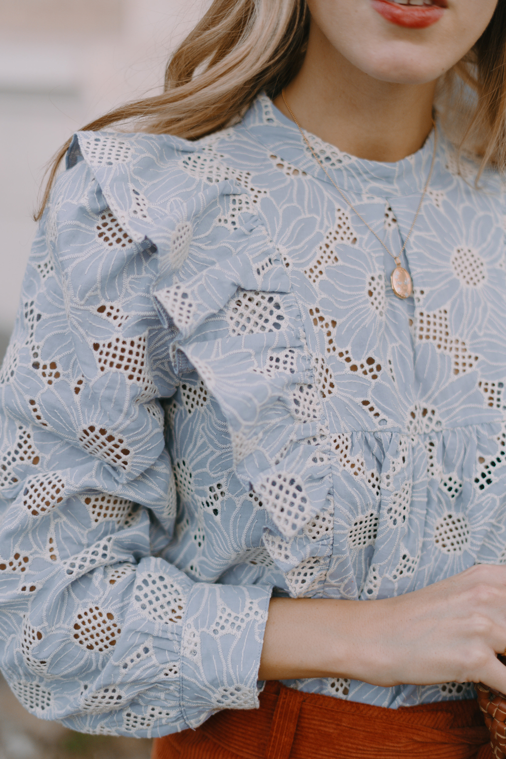 Blouse brodée romantique bleu ciel 8