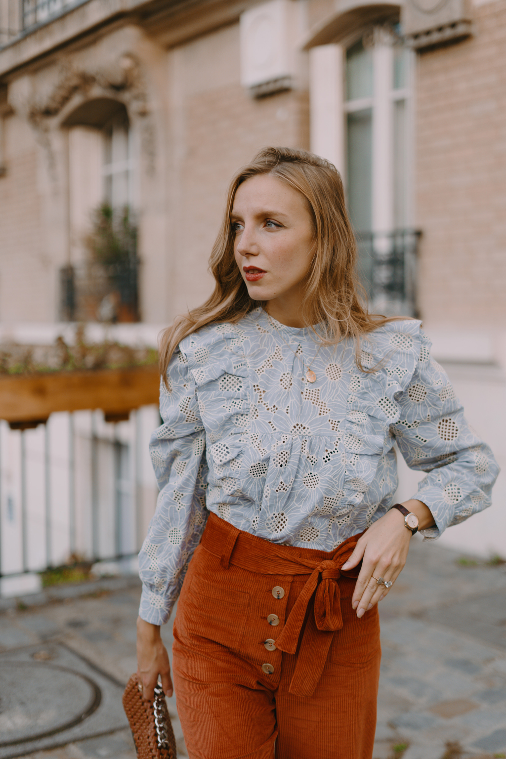 Blouse brodée romantique bleu ciel 9