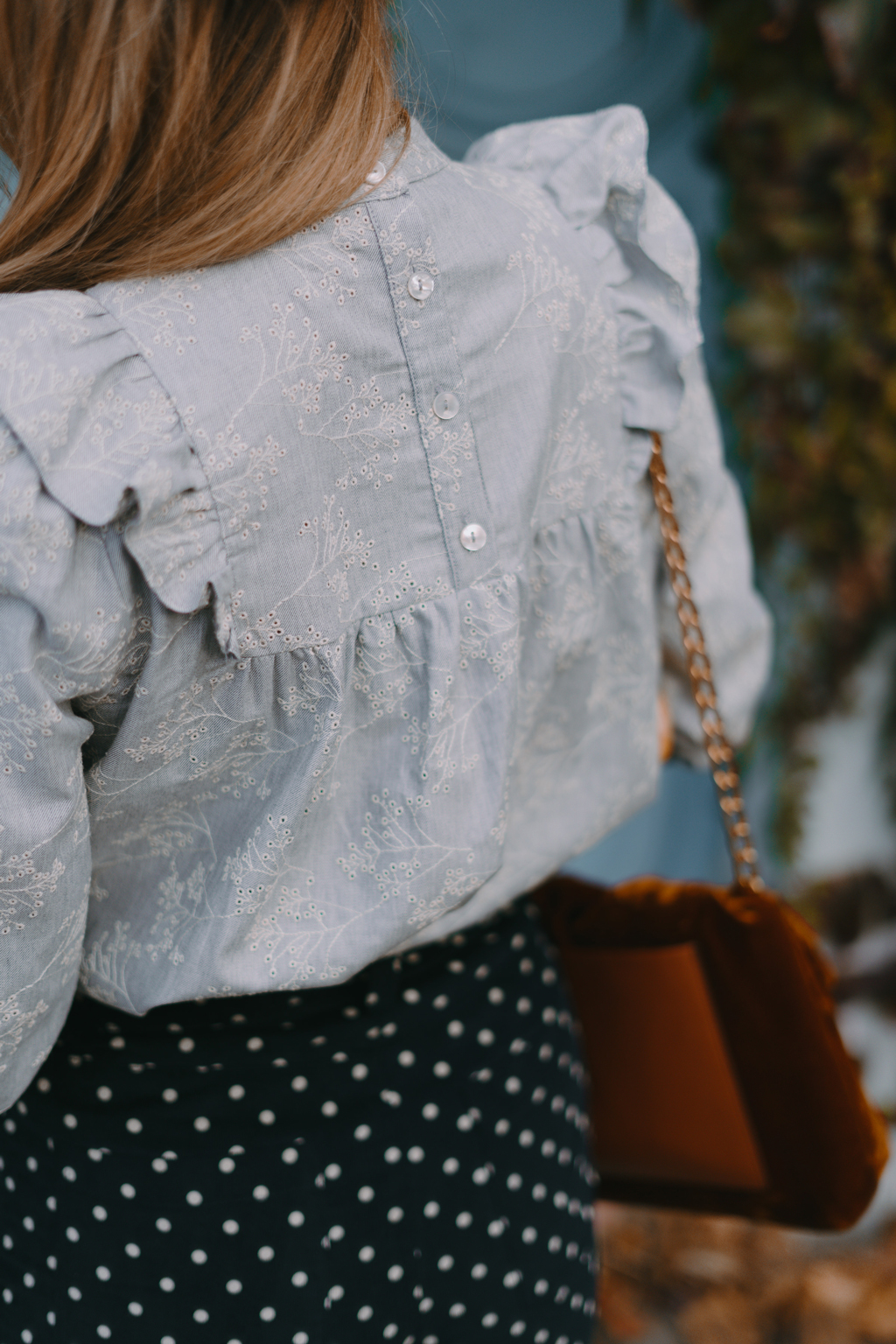 Blouse brodée à volants romantique grise 2