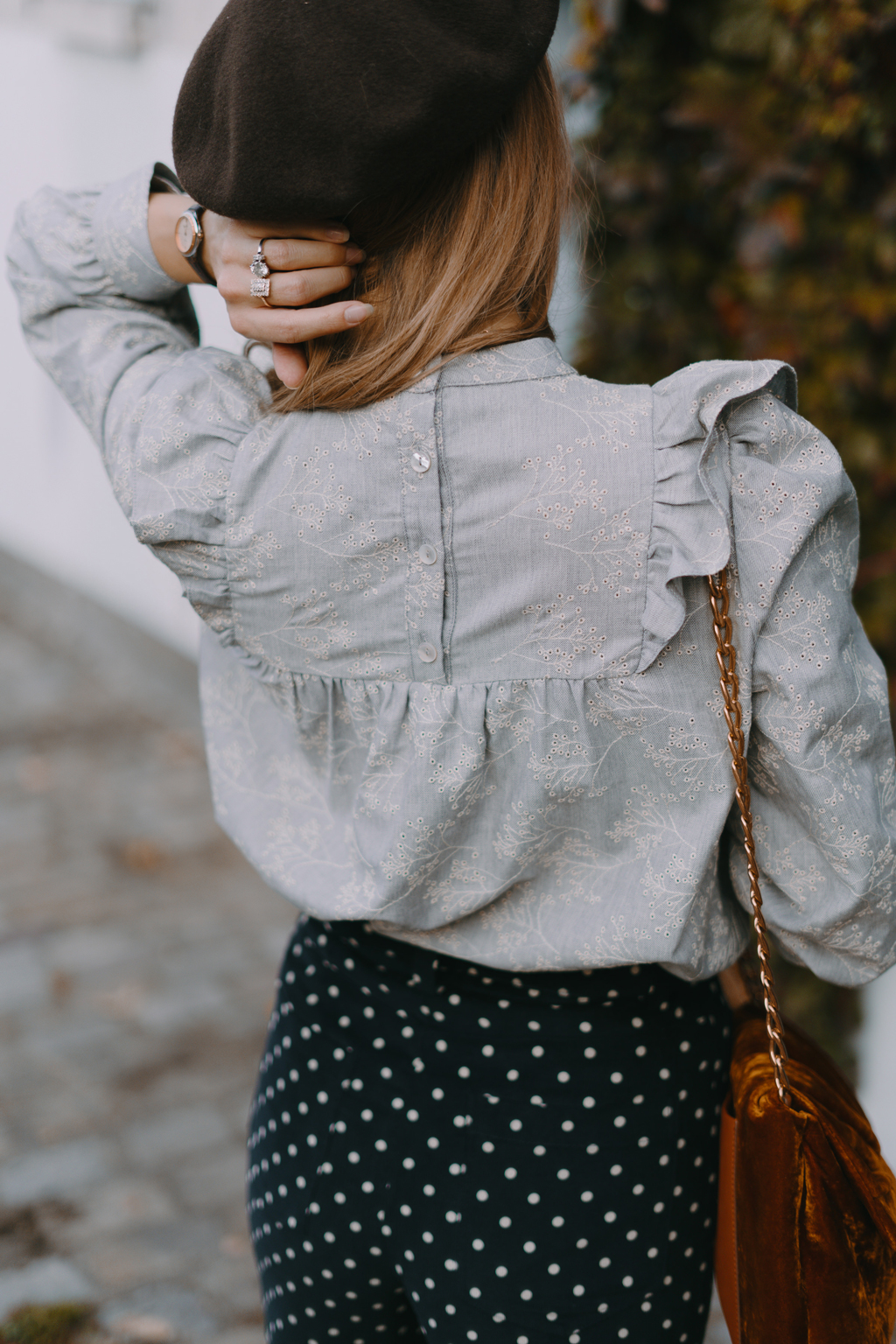 Blouse brodée à volants romantique grise 3